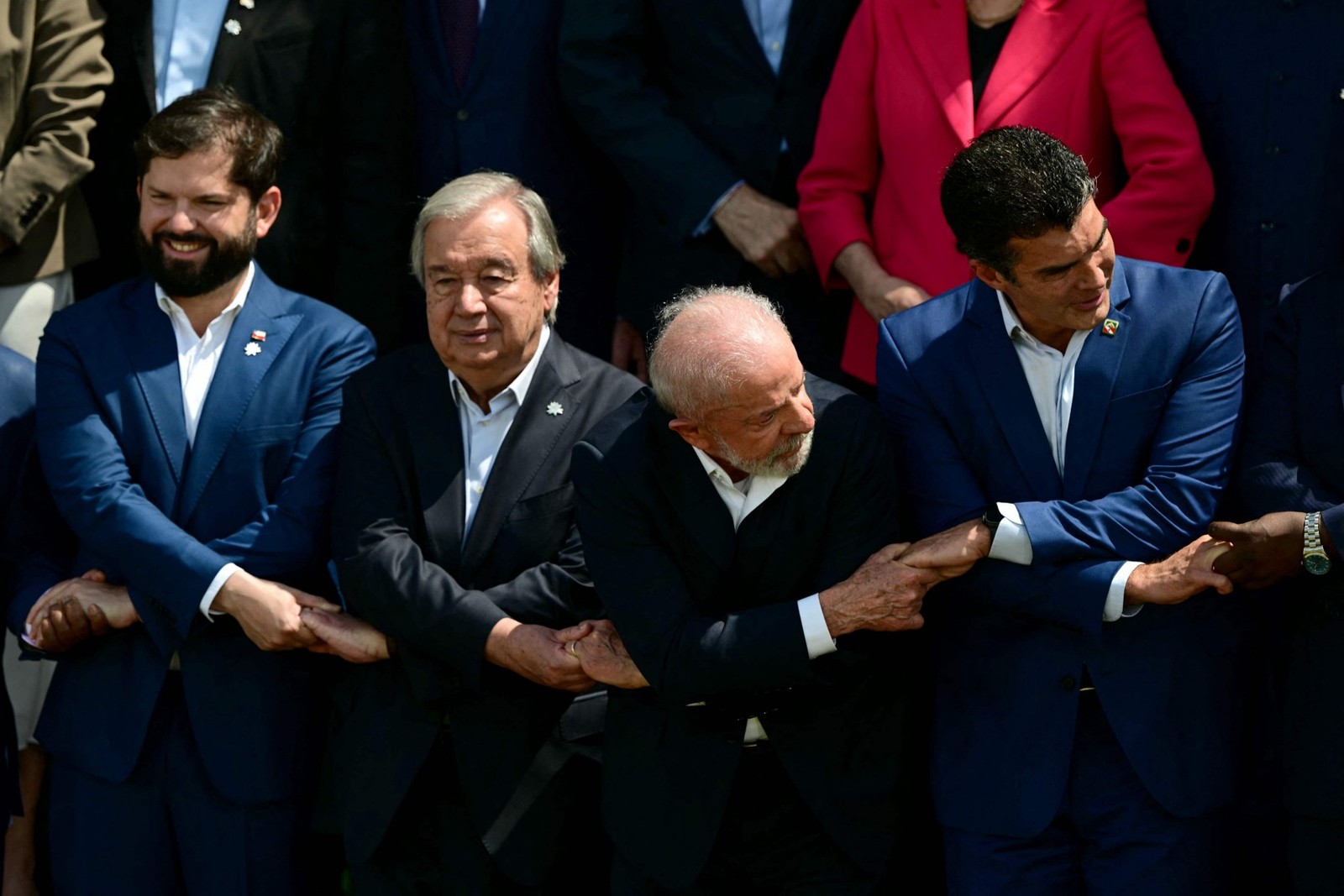 Chilean President Gabriel Boric, UN Secretary-General António Guterres, Brazilian President Luiz Inácio Lula da Silva and Governor of Para Gelder Barbalho during a family photo at COP30 — Photo: Pablo PORCIUNCULA / AFP