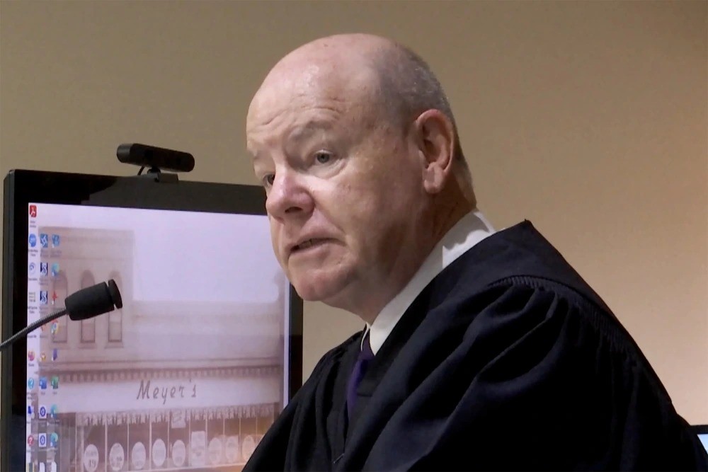 Juiz e mulher são atacados a tiros dentro de casa nos EUA ; polícia investiga o caso