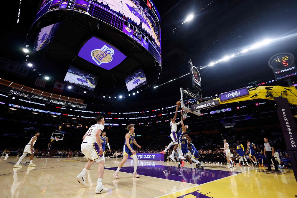 A partida entre Lakers e Warriors — Foto: Ronald Martinez/Getty Images/AFP