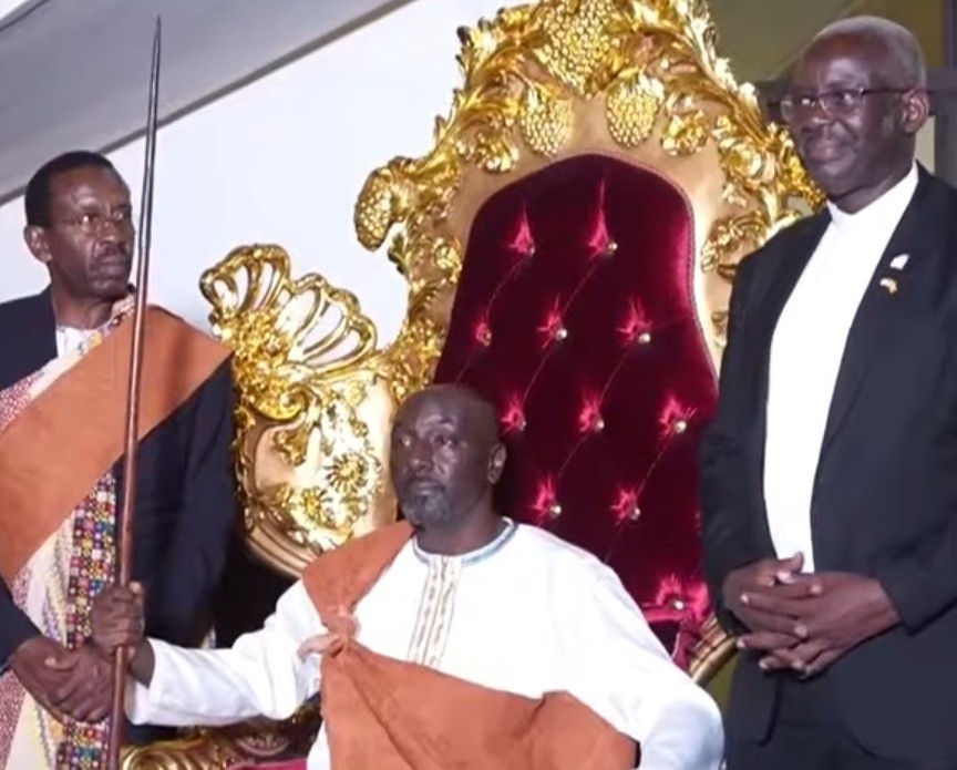 Apresentador de TV será coroado rei em meio a disputa familiar por sucessão em Uganda
