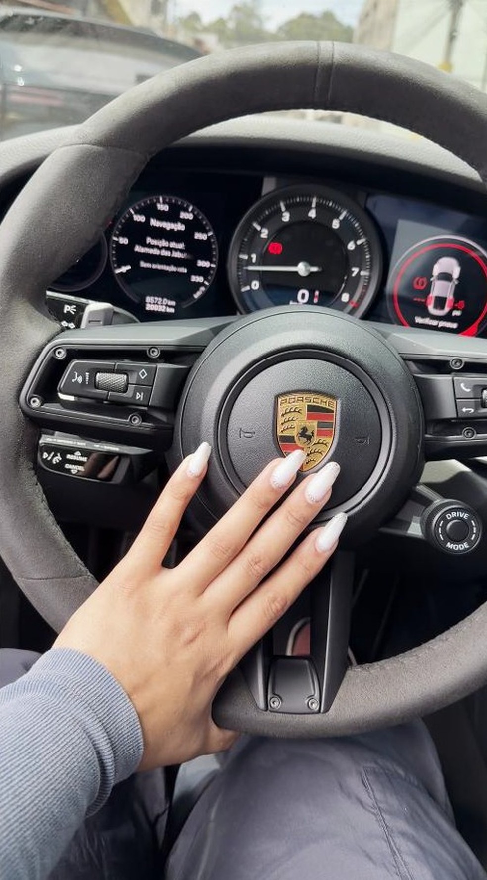 Integrante de quadrilha que aplicava golpes bancárias ostentava vida de luxo nas redes sociais, como ao volante, num Porsche — Foto: Reprodução