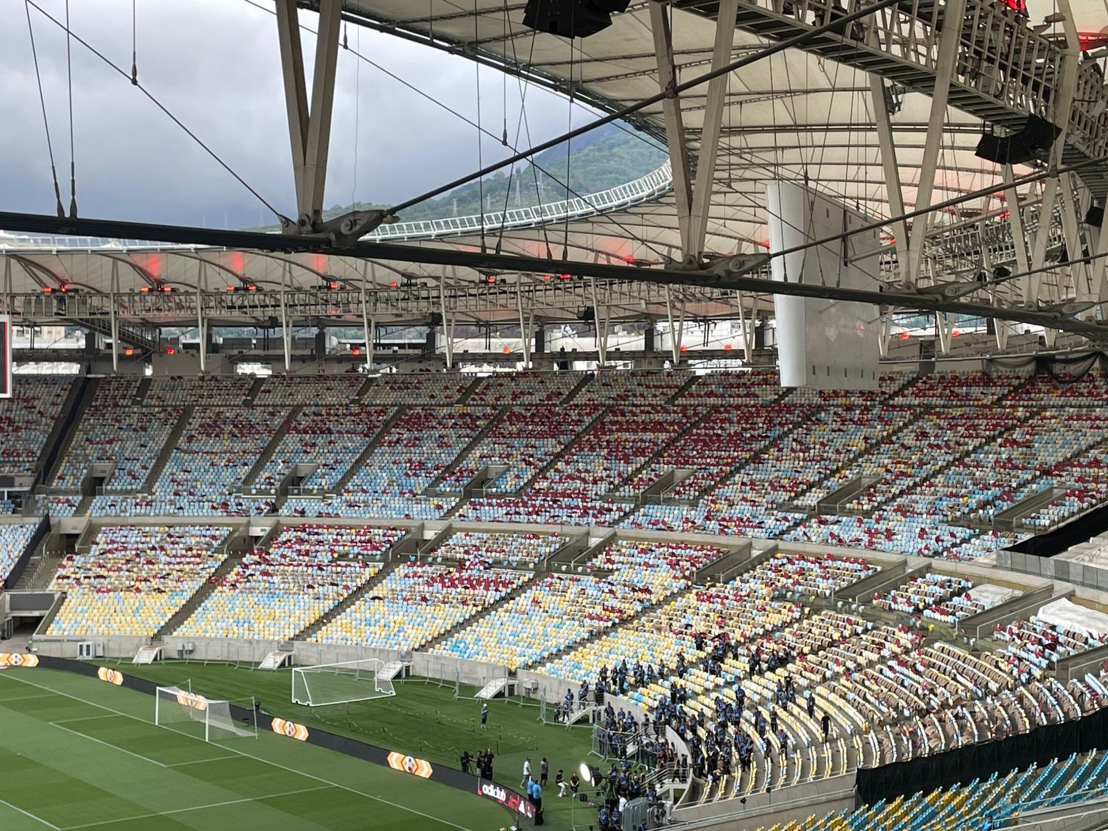 'Rei de Copas': Torcida do Flamengo prepara festa para Maracanã lotado com bandeiras, escudos do clube e homenagem ao título da Libertadores