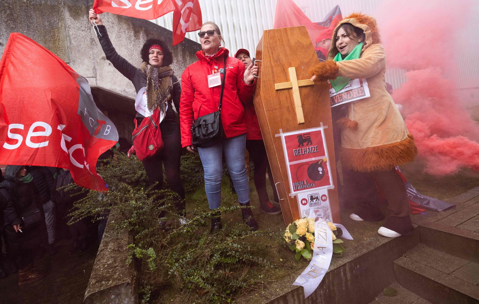 Trabalhadores protestam durante reunião sindicatos e direção da rede de supermercados Delhaize, em Zellik, Bélgica — Foto: BENOIT DOPPAGNE/AFP