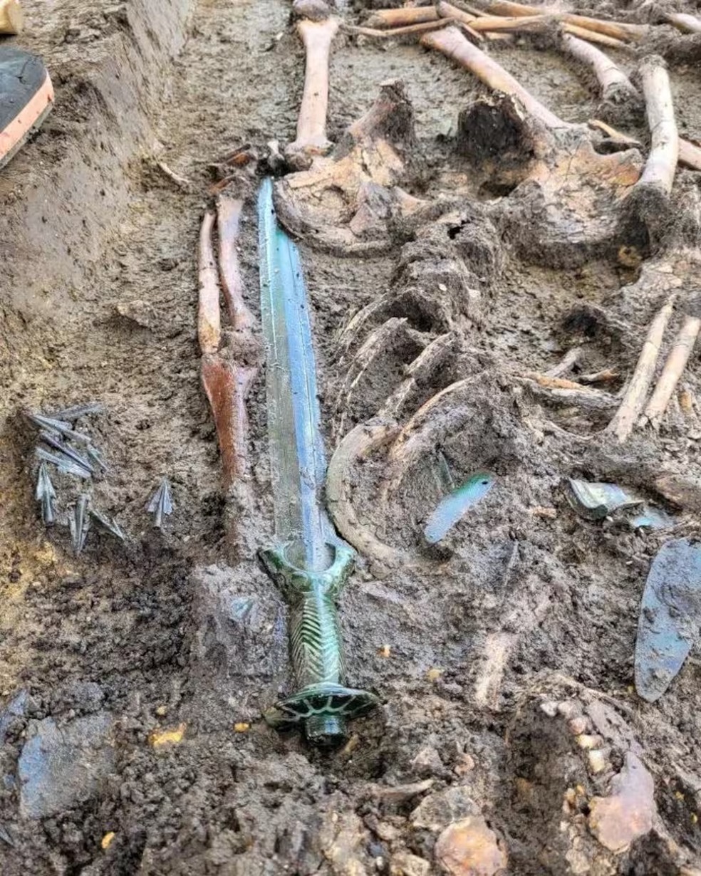 A espada de bronze Viking ajudou a entender como era a vida daqueles guerreiros no sul da Alemanha — Foto: Archäologie-Büro Dr. Woidich / Sergiu Tifui