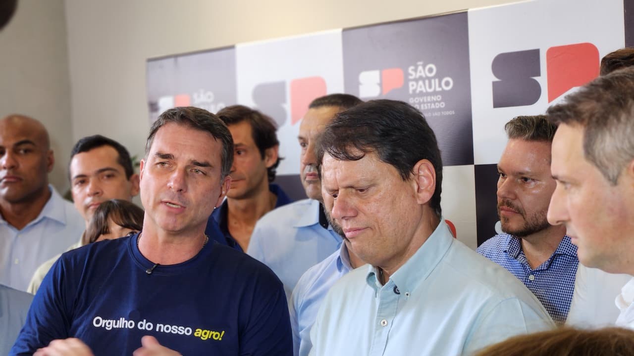 Evento do agro com Flávio e Tarcísio tem críticas a Lula, gritos de ‘presidente’ e ‘selfies’ em trator
