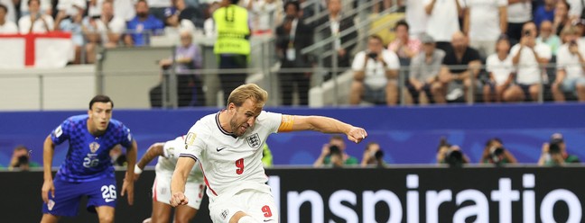 Harry Kane, da Inglaterra, abre o placar de pênalti contra a Croácia — Foto: Richard Pelham / GETTY IMAGES NORTH AMERICA / Getty Images via AFP