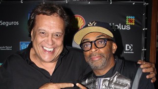 Encontro de Dennis Carvalho e Spike Lee aconteceu em 2013, quando o norte-americano assistiu à peça "Elis" — Foto: Divulgação