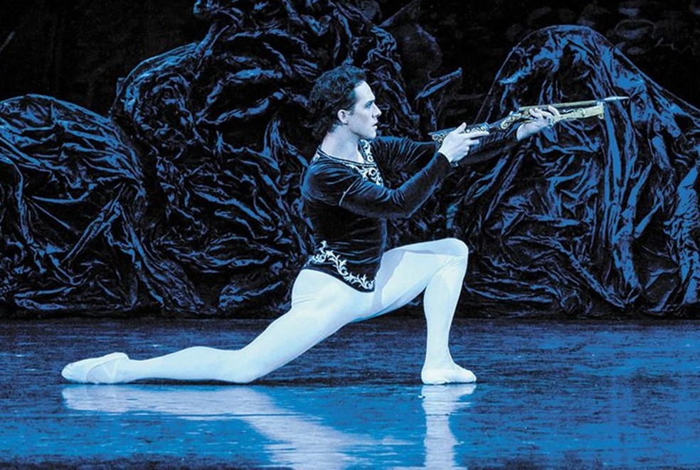 Wagner Carvalho no papel do Príncipe Siegfried em montagem de 'O lago dos cisnes' — Foto: Divulgação/Arquivo pessoal