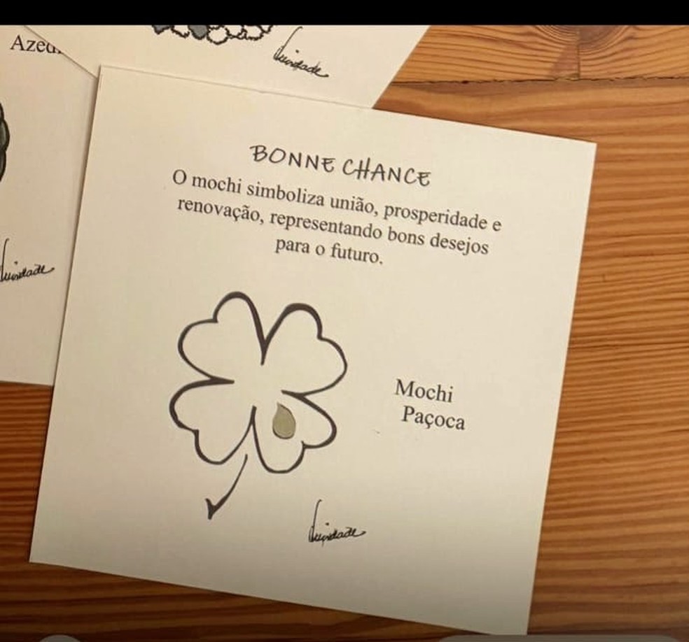 O trevinho ilustra o doce japonês mochi, servido no café: " bons desejos para o futuro" — Foto: Divulgação