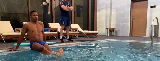 Alex Sandro faz fisioterapia na piscina do hotel em Doha — Foto: Reprodução/CBF TV