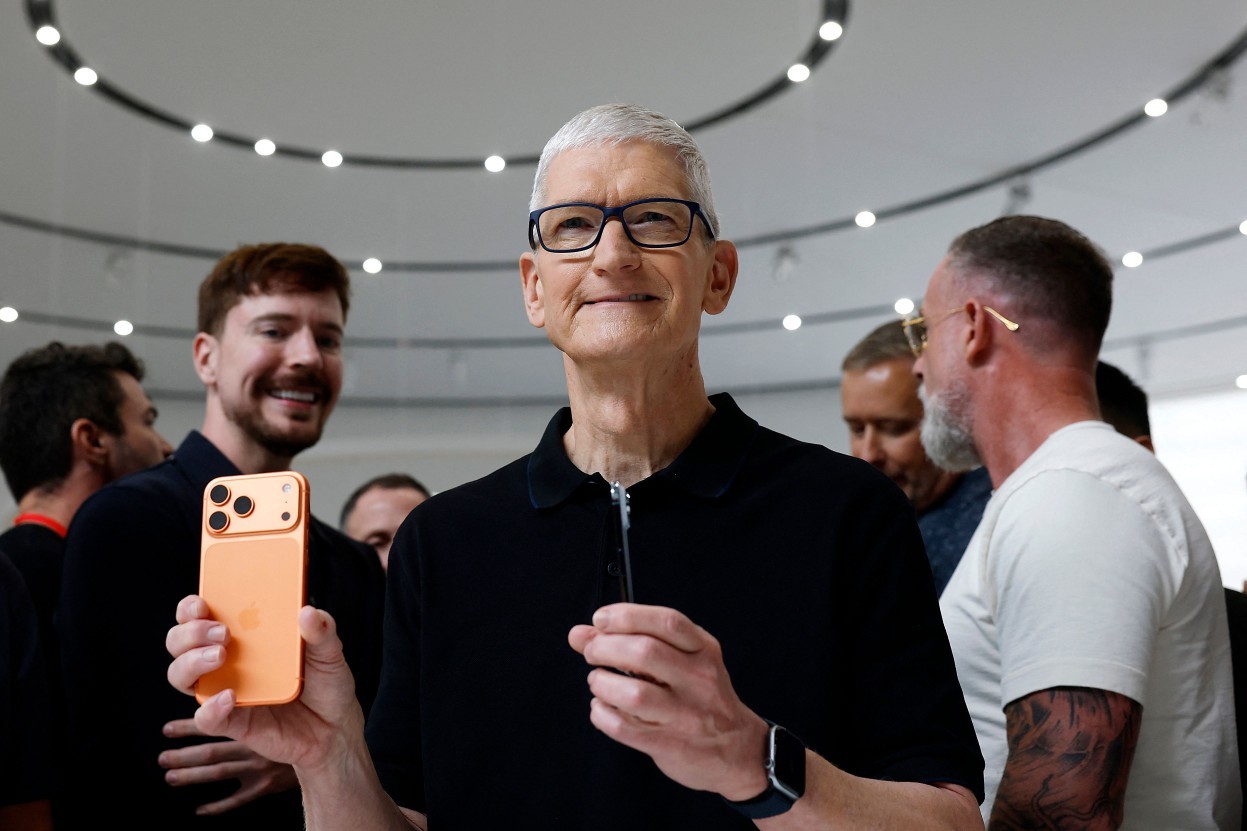 Tim Cook, CEO da Apple, mostra o novo Iphone 17 — Foto: Justin Sullivan/Getty Images/AFP