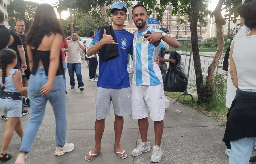 Irmãos Matheus e Bruno dos Santos, de 18 e 30 anos, respectivamente. Eles escolheram camisas da seleção brasileira e argentina para simbolizar as cores do Dendele — Foto: Arthur Falcão