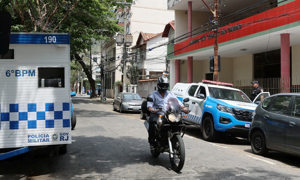 Viaturas da PM estacionadas em frente à Paróquia de Cosme e Damião, no Andaraí — Foto: Fabiano Rocha / Agência O Globo