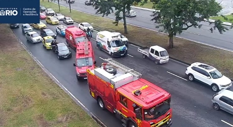 Chuva e acidentes complicam trânsito no Rio nesta quinta; queda de árvore interdita rua em Botafogo