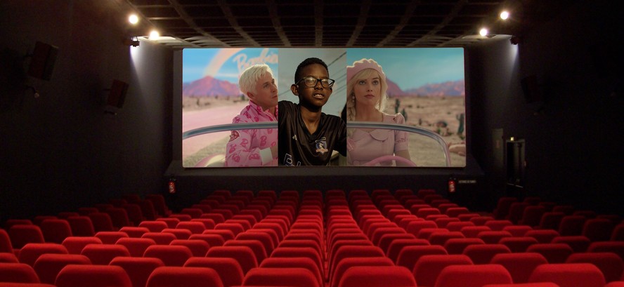Montagem com Cícero Lucas no filme nacional “Marte um” entre personagens de 'Barbie' interpretados por Ryan Gosling e Margot Robbie