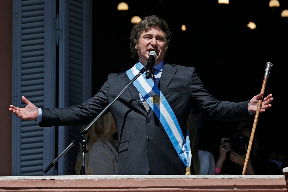 O novo presidente da Argentina, Javier Milei, fala à multidão de uma varanda do palácio do governo Casa Rosada durante sua posse em Buenos Aires, em 10 de dezembro de 2023 — Foto: Emiliano Lasalvia/AFP