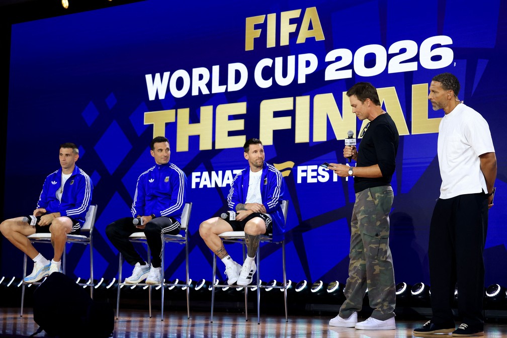 Tom Brady e Rio Ferdinand fazem perguntas aos argentinos — Foto: Elsa/Getty Images/AFP