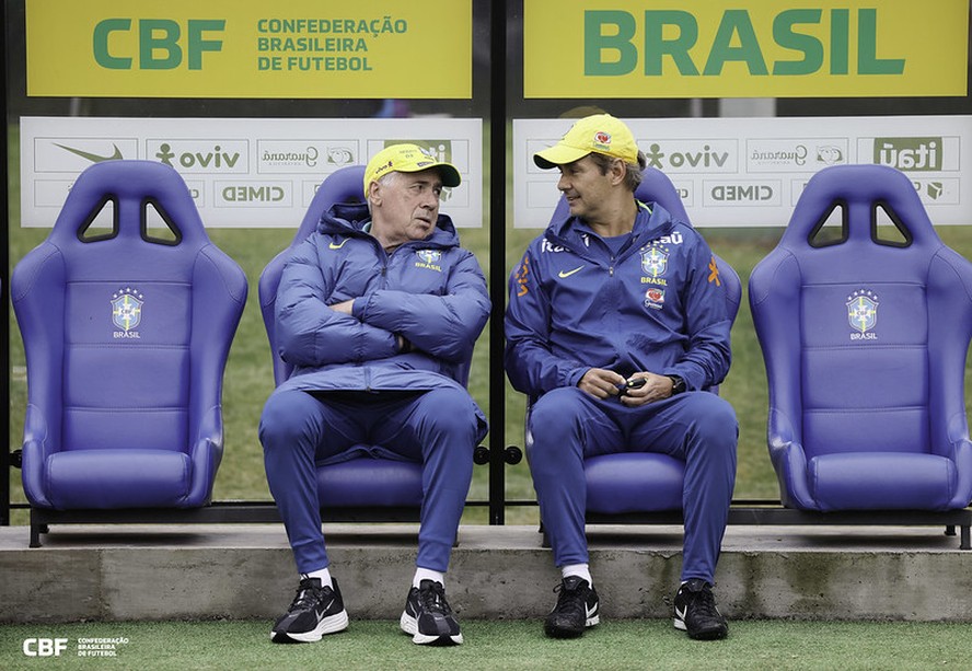 O t&eacute;cnico Carlo Ancelotti conversa com o preparador f&iacute;sico Cristiano Nunes durante o treino da sele&ccedil;&atilde;o brasileira