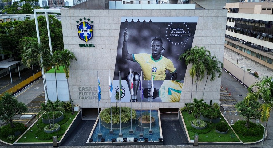 Vini Jr. é homenageado na fachada da sede da CBF