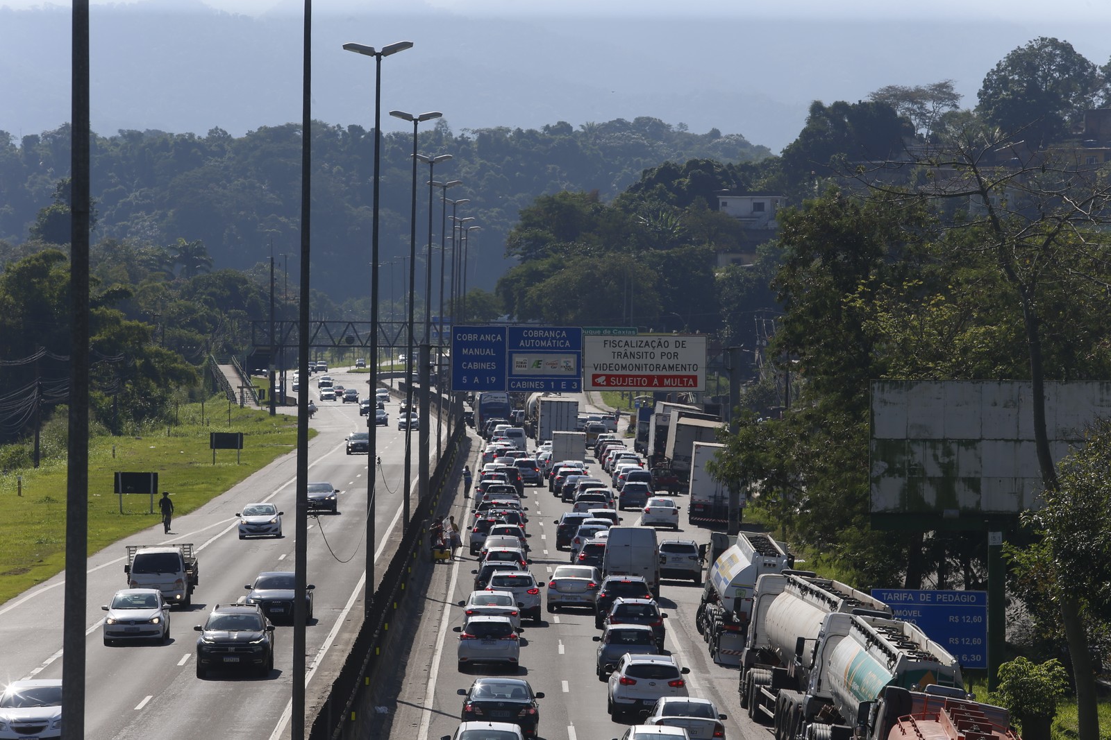 A recomendação é que o motorista evite o deslocamento no sentido Juiz de Fora pela BR-040 enquanto a via não for desbloqueada.  — Foto: Fabiano Rocha / Agência O Globo