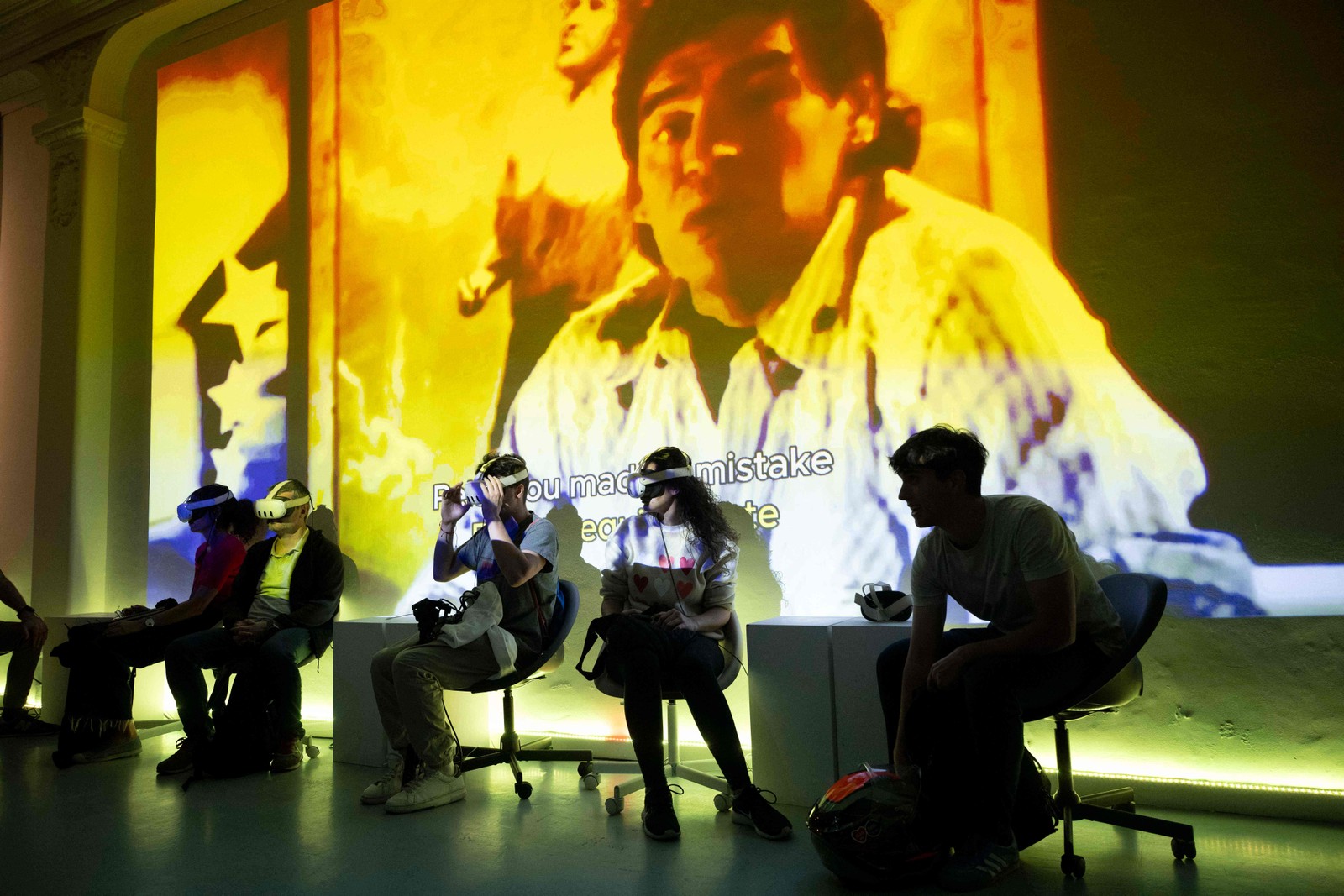 Os visitantes, que são recebidos por um holograma de um jovem Maradona vestido com a camisa do Boca Juniors, podem ver inúmeras imagens do craque — Foto: Josep Lago/AFP
