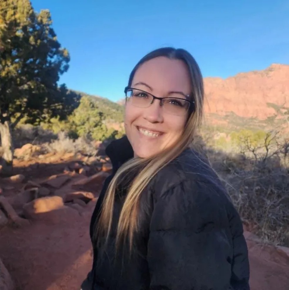 Tragédia no Kansas: Mulher de 37 anos morre ao colidir contra hélice de avião durante salto de paraquedas