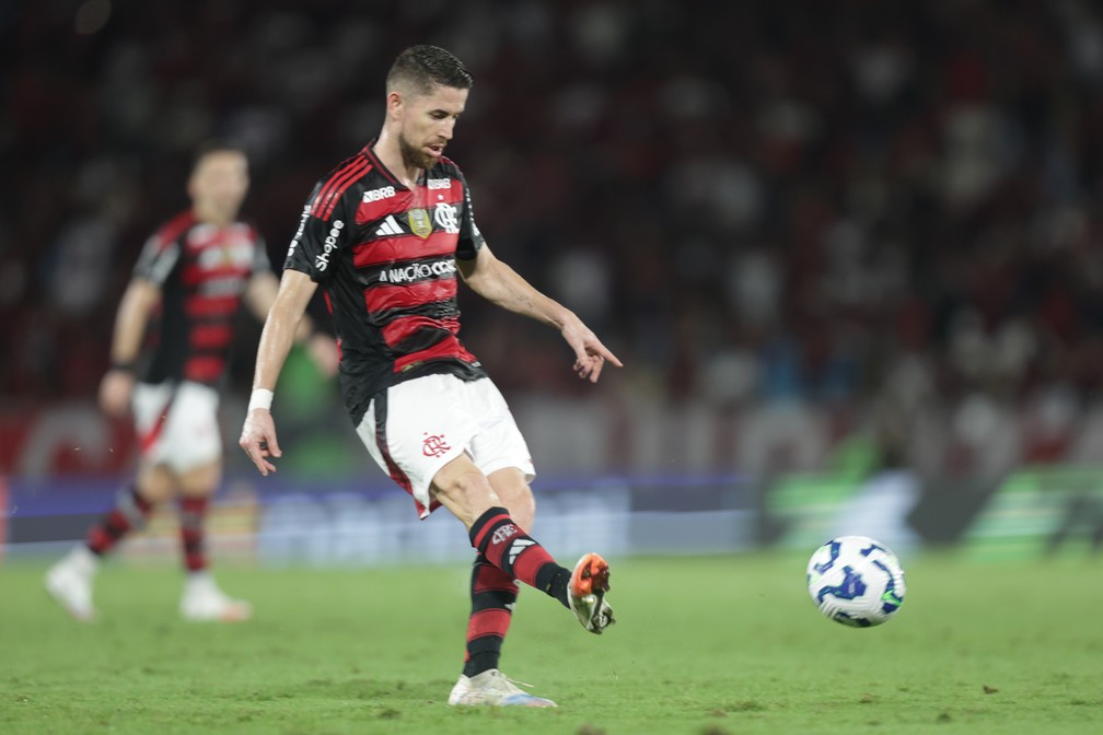 Jorginho foi quem mais tocou na bola em Flamengo 8 x 0 Vitória — Foto: Gilvan de Souza/Flamengo