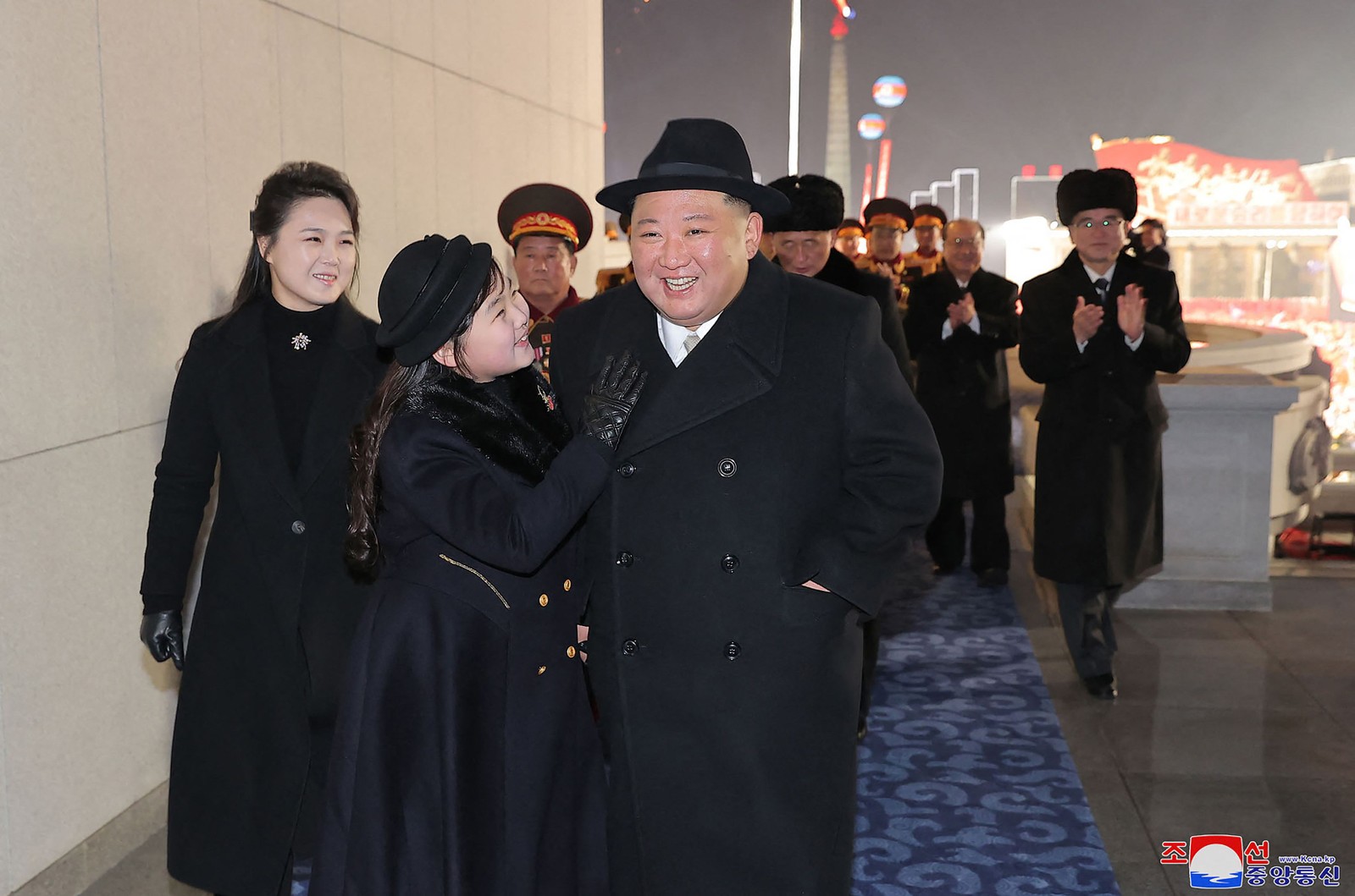 Líder da Coreia do Norte Kim Jong-un acompanhado pela filha Ju-ae e a mulher Ri Sol Ju em desfile militar em Pyongyang pelo 75º aniversário da fundação das forças armadas do país em 8 de fevereiro de 2023 — Foto: KCNA VIA KNS / AFP