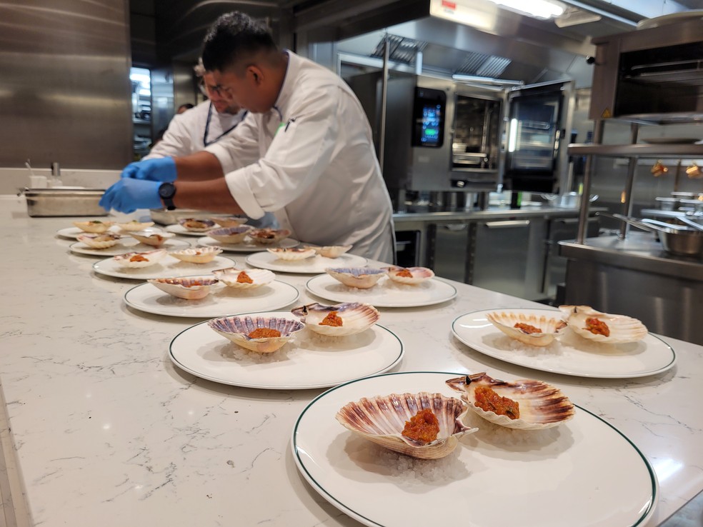 Cozinheiros preparam pratos no Eataly at Sea, o primeiro restaurante da rede Eataly num navio de cruzeiros, novidade do MSC World America — Foto: Eduardo Maia / O Globo