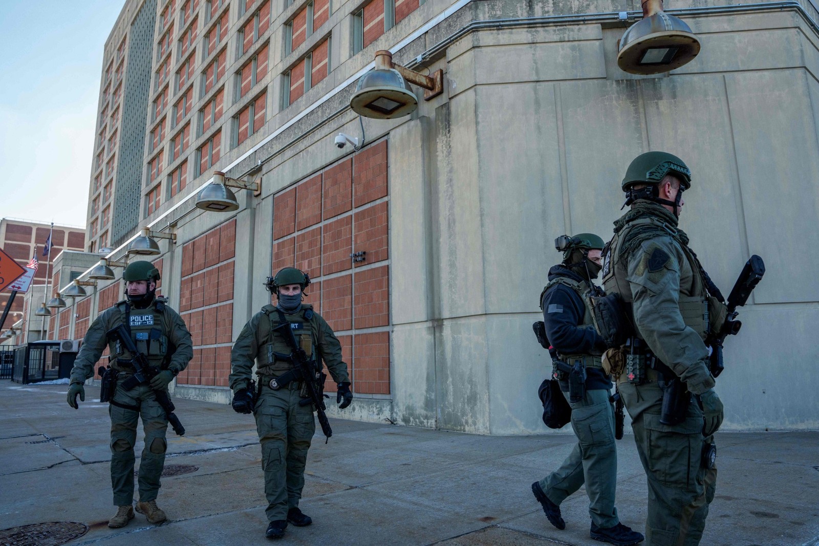 Agentes fazem a segurança do Centro de Detenção Metropolitano, no Brooklyn, onde Maduro está detido — Foto: Adam Gray / GETTY IMAGES NORTH AMERICA / Getty Images via AFP