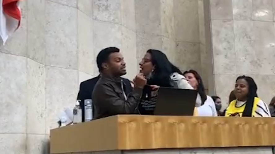 Vereadores Fernando Holiday (NOVO) e Juliana Cardoso (PT) em discussão na Câmara Municipal de SP