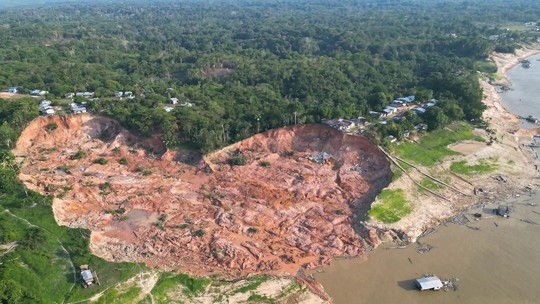 'Nunca tínhamos visto uma cratera assim' diz liderança indígena sobre deslizamento em comunidade ribeirinha do Amazonas