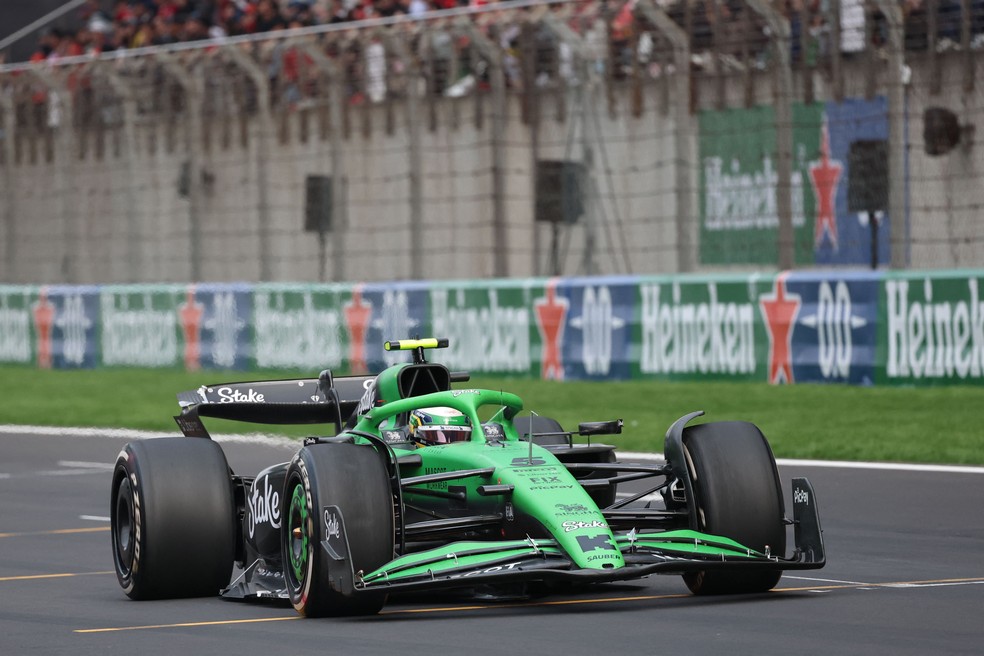 Gabriel Bortoleto, da Sauber, roda na pista na largada, mas se recupera e termina em 17º, à frente do companheiro de equipe — Foto: ALEX PLAVEVSKI / POOL / AFP