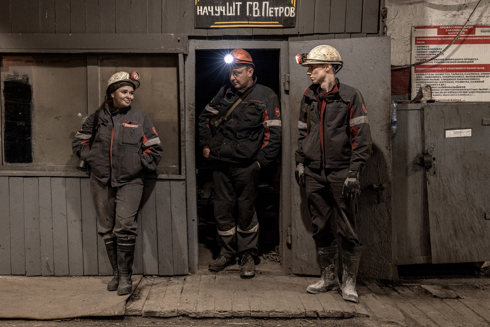 Uma geóloga espera com seus colegas para pegar um elevador de volta à superfície de uma mina perto da cidade de Pokrovsk, na região de Donetsk, no leste da Ucrânia — Foto: Finbarr O'Reilly/The New York Times