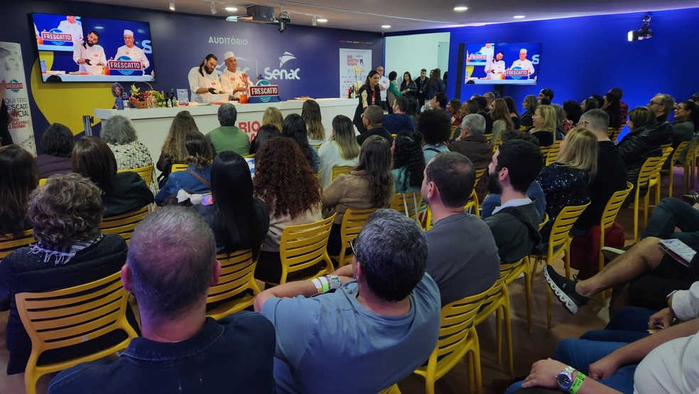 Aula de André Kawai e Agustín Brañas no Rio Gastronomia — Foto: Lucas Tavares/Agência O Globo
