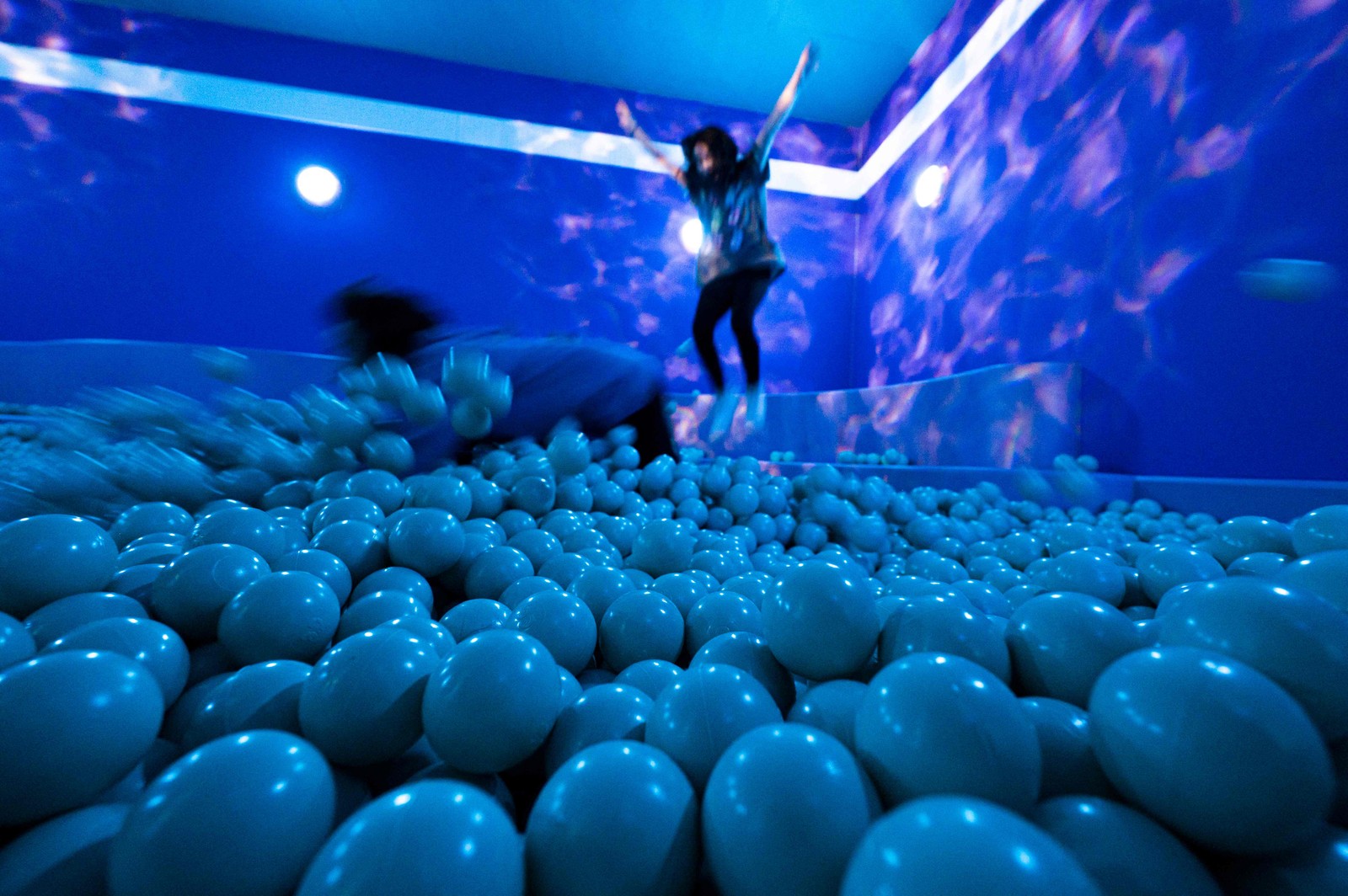 Que tal uma foto pulando numa piscina de bolas gigantes?AFP