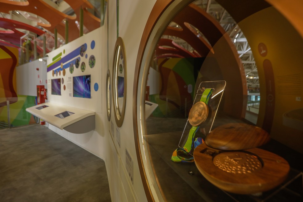 Moedas, medalhas e ingressos da Rio 2016 também podem ser vistos no Museu Olímpico — Foto: Gabriel de Paiva