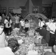 Recebimento de donativos na TV Globo — Foto: Arquivo / Agência O Globo