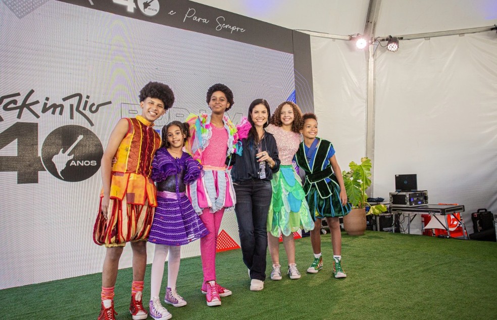 Coletiva de imprensa do Rock In Rio 2024. No evento abordaram-se as iniciativas sociais e sustentáveis que o Rock In Rio promove. Na foto, Roberta Medina e as crianças do Morro da Providência. — Foto: Beatriz Orle/O Globo.