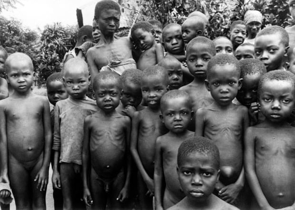 Crianças famintas em um campo de refugiados em Biafra, na Nigéria, em 1968 — Foto: AFP
