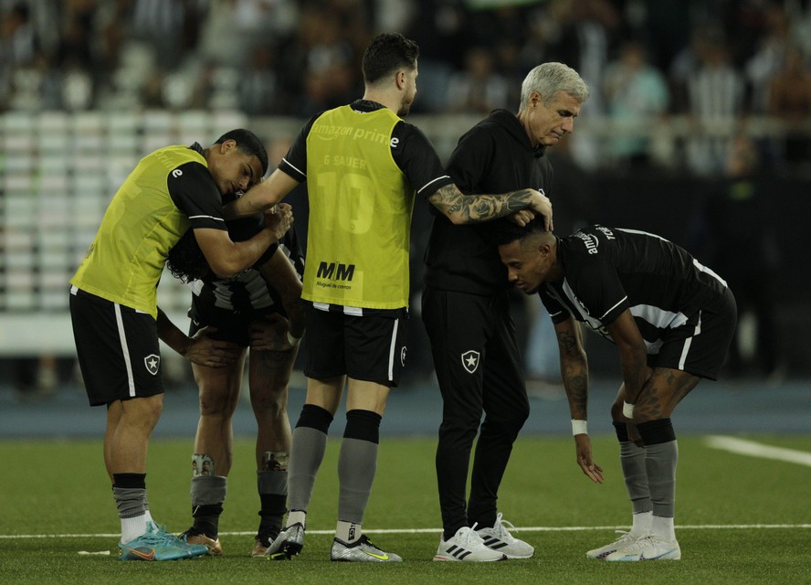 Tchê Tchê lamenta penalidade perdida pelo Botafogo.