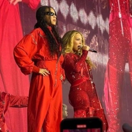 Blue Ivy e Beyoncé em show da turnê "Renaissance" — Foto: Reprodução 