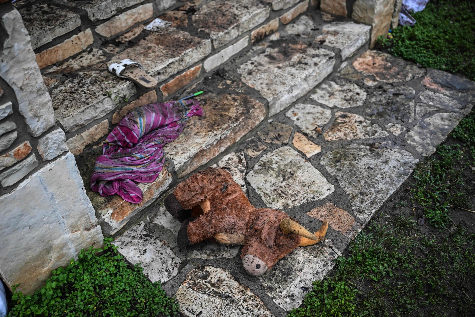 Um brinquedo de pelúcia no chão do lado de fora de uma cabana no Camp Mystic, acampamento para meninas atingido por enchente no Texas — Foto: Ronaldo Schemidt/AFP