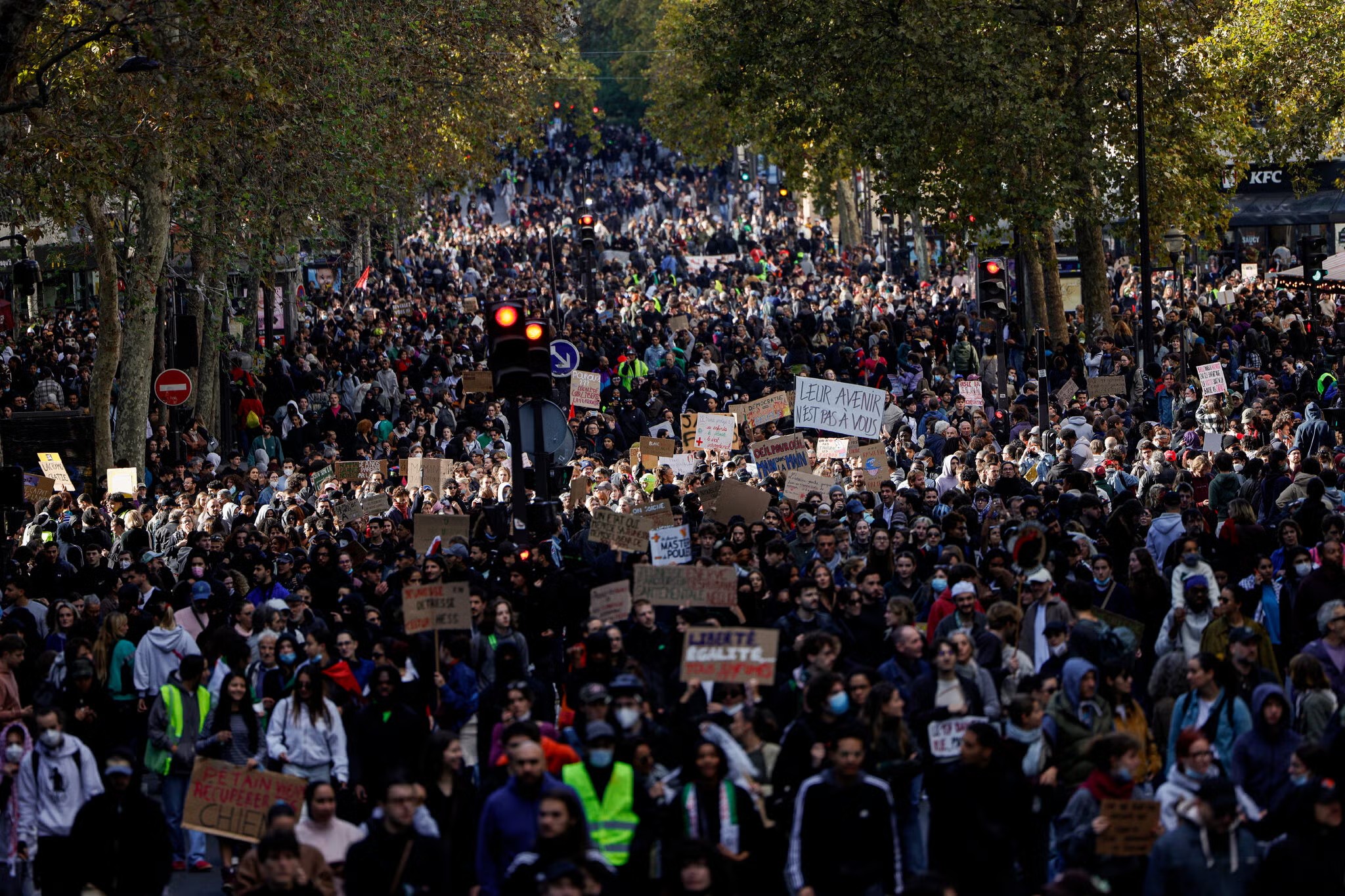 Da França à Albânia, onda de protestos liderada por jovens se espalha pela Europa contra o custo de vida: 'Tentando fazer revolução'