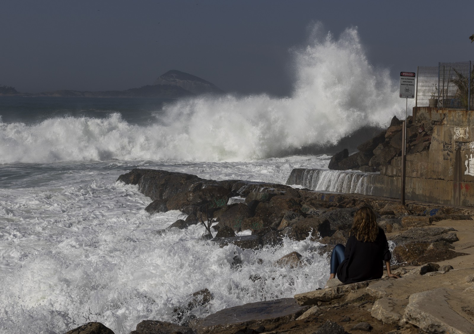 Mar agitado no Rio: aviso de ressaca, de ondas de até 3 metros, é ...
