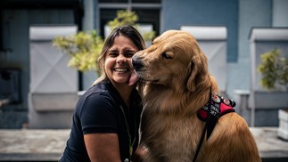 Cachorros que acompanham pessoas com transtornos de saúde mental, como ansiedade e depressão. Danielle Cristo e seu cachorro, Rudá, onde trabalha, na Secretaria de Estado de Saúde — Foto: Hermes de Paula / Agência O Globo