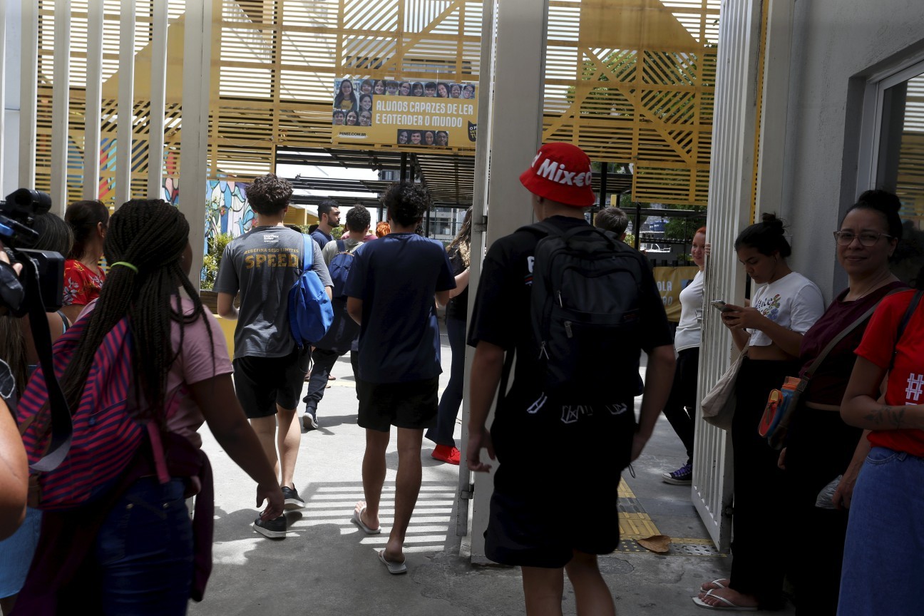 Estudantes chegam em colégio do Rio de Janeiro para realizar o Enem — Foto: Fabiano Rocha/Agência O Globo