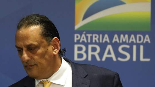 Alvo de operação da PF sobre desvio de joias, advogado da família Bolsonaro 'escondeu' Queiroz; relembre polêmicas de Wassef