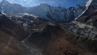 Geleira na região do Everest, no Nepal, no distrito de Solukhumbu, a 140 km a nordeste de Katmandu. As montanhas devem perder uma parcela significativa de sua cobertura de neve, com impactos significativos na agricultura, no turismo e no suprimento de energia — Foto: PRAKASH MATHEMA / AFP