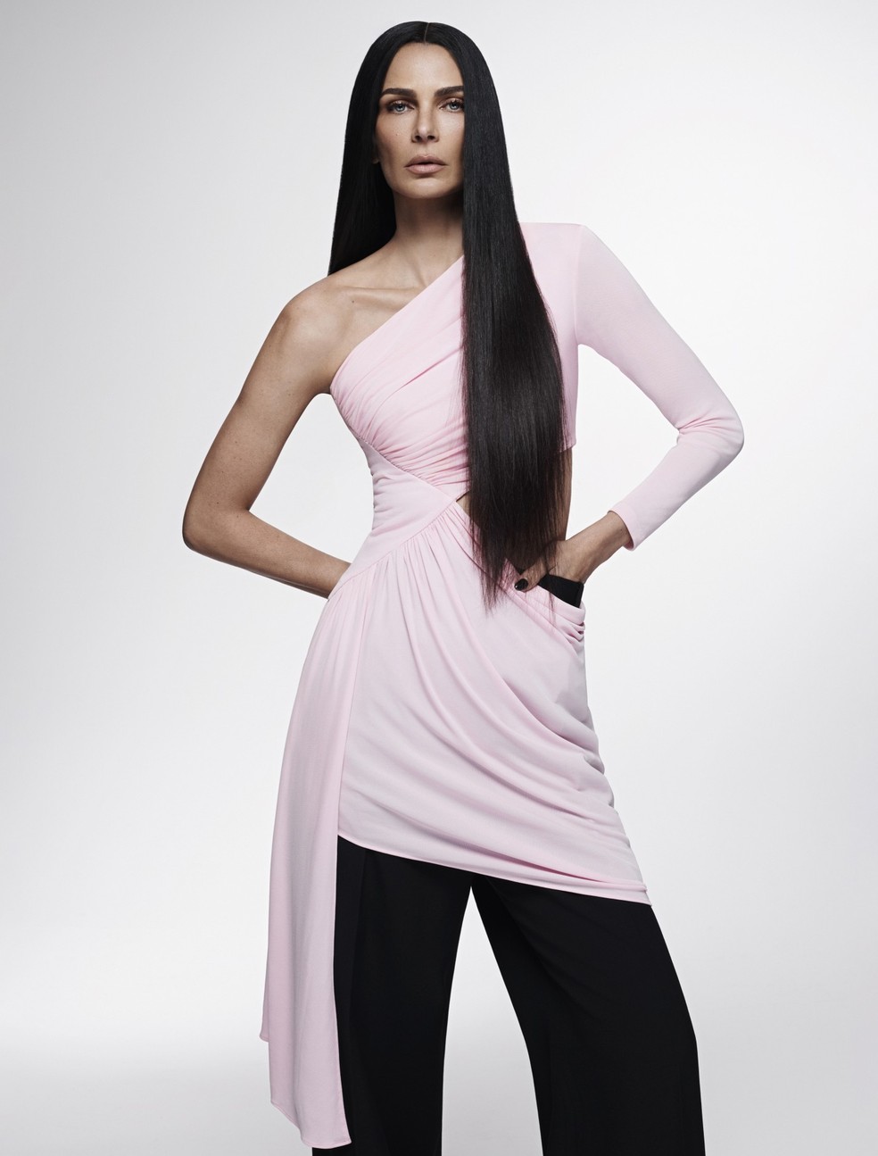 Vestido Reinaldo Lourenço e calça Saint Laurent — Foto: Gustavo Ipolito